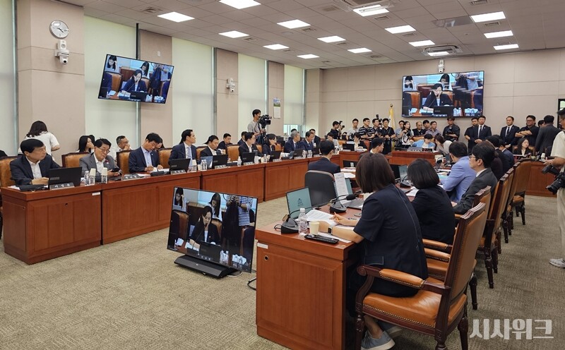 30일 오후 국회 법제사법위원회의에서 형사소송법 개정안이 더불어민주당 주도로 처리됐다. 사진은 법사위가 진행되는 모습. / 전두성 기자