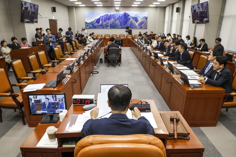 패스트트랙과 관련된 국회법 개정안이 29일 국회 운영위원회 전체회의에서 더불어민주당 주도로 처리됐다. 사진은 국민의힘 의원들이 민주당 의원들에게 항의하며 운영위 회의장을 나가면서, 운영위 전체회의에 국민의힘 의원들의 자리가 비어있는 모습. / 뉴시스