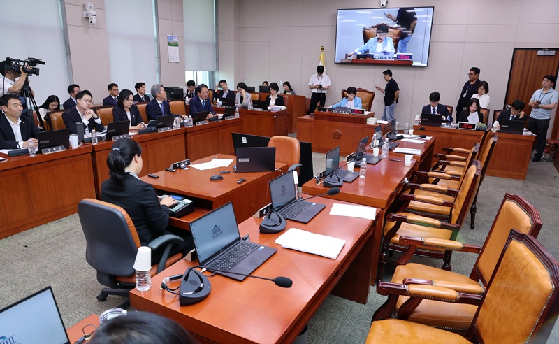 29일 열린 국회 법제사법위원회 전체회의에서 민주당 주도로 공소기각 사유 확대와 검찰 보완수사권 폐지 등을 담은 형사소송법 개정안이 의결됐다. / 뉴시스