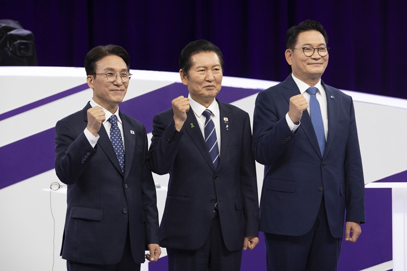 김민석(왼쪽부터), 정청래, 송영길 더불어민주당 당대표 후보가 29일 서울 마포구 MBC에서 열린 당대표 후보자 방송토론회에서 기념촬영을 하고 있다. (국회사진기자단) / 뉴시스