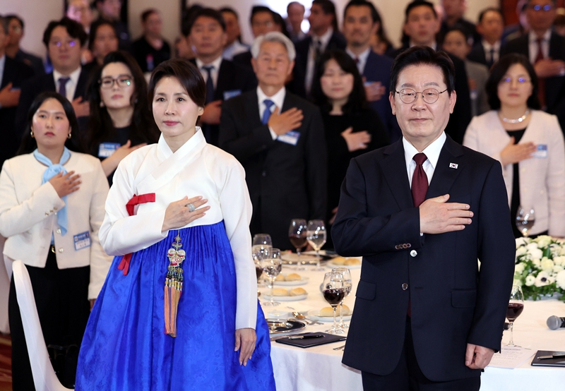 이재명 대통령과 김혜경 여사가 29일(현지시간) 칠레 산티아고 한 호텔에서 열린 동포 만찬 간담회에서 국민의례를 하고 있다. / 뉴시스