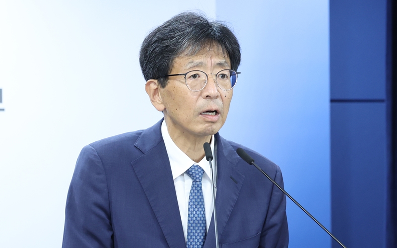 사진은 양청삼 개인정보보호위원회 사무처장이 30일 오전 서울 종로구 정부서울청사에서 KT 과징금 관련 전체회의 결과를 발표하고 있는 모습. / 뉴시스