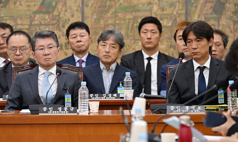 국민적 관심을 모았던 대한축구협회 청문회가 ‘맹탕 청문회’로 흘러가는 모양새다. 핵심 증인들이 줄줄이 불출석한 데다 여야는 청문회 취지와 동떨어진 정쟁에 시간을 허비했고, 여기에 일부 의원들의 수준 질의까지 이어지면서다. / 뉴시스