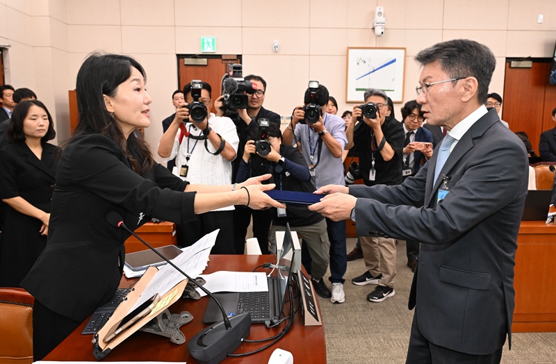 청문회는 새로운 사실을 밝혀내기보다 기존 의혹들을 재확인하는 수준에 머물렀다. 특히 감독 선임을 주도했던 이임생 전 대한축구협회 기술총괄이사 등 핵심 관계자들의 불출석으로 구체적인 검증은 이뤄지지 못했고, 적지 않은 시간이 여야 간 정쟁과 어설픈 질의 때문에 허비됐다. / 뉴시스
