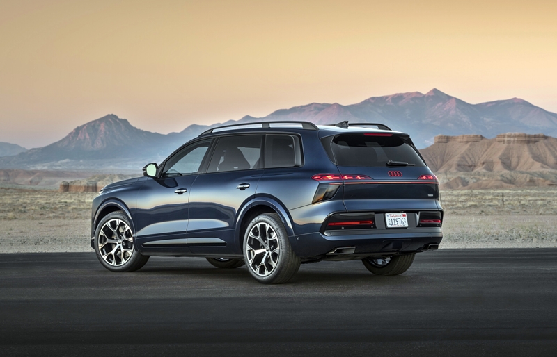 아우디 Q9은 경쟁 모델로 거론되는 BMW X7이나 벤츠 GLS보다 더 큰 덩치를 자랑한다. / 아우디