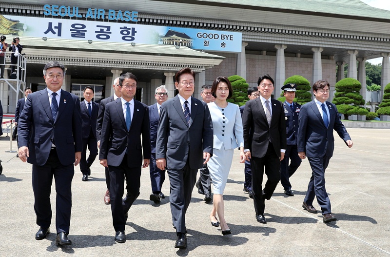 이재명 대통령과 김혜경 여사가 지난 24일 미국 샌프란시스코와 브라질·칠레·아르헨티나 순방을 위해 경기 성남 서울공항에서 공군 1호기로 향하고 있는 모습이다. 왼쪽부터 윤호중 행정안전부 장관, 한병도 더불어민주당 대표 직무대행 겸 원내대표, 이 대통령, 김 여사, 강훈식 비서실장, 홍익표 정무수석. / 뉴시스
