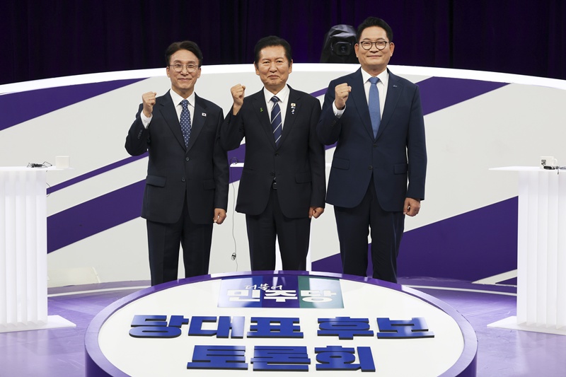 김민석(왼쪽부터), 정청래, 송영길 더불어민주당 당대표 후보가 29일 서울 마포구 MBC에서 열린 당대표 후보자 방송토론회에서 기념촬영을 하고 있다. / 뉴시스