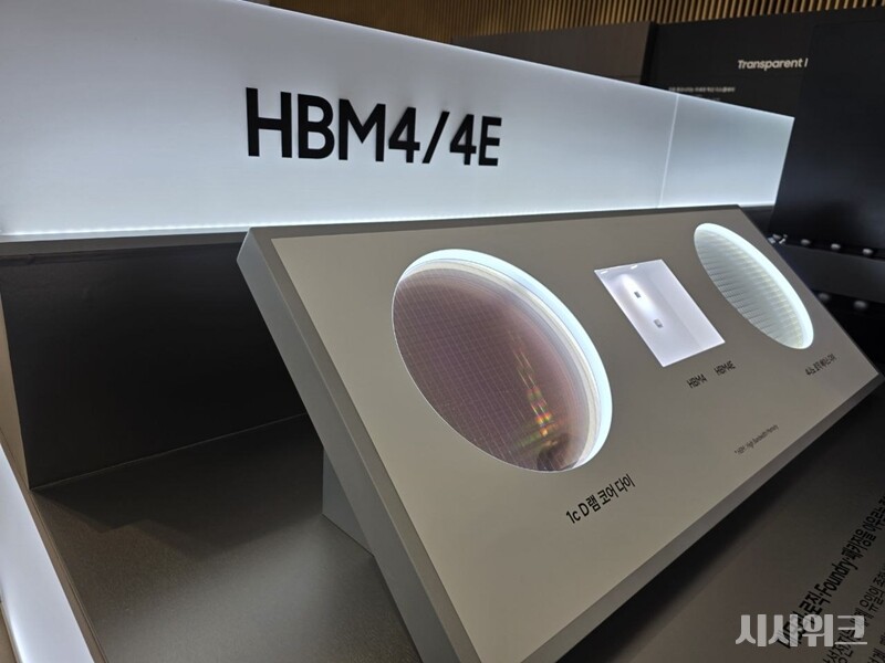 현재 AI산업계 흐름, 반도체 슈퍼사이클의 지속을 보면 삼성전자나 SK하이닉스의 실적은 견조하다는 게 전문가들의 의견이다. 증권가에서는 아직 ‘반도체 주는 끝나지 않았다’는 의견을 지속적으로 내놓고 있다. 사진은 삼성전자가 공개한 HBM4모델. / 사진=박설민 기자