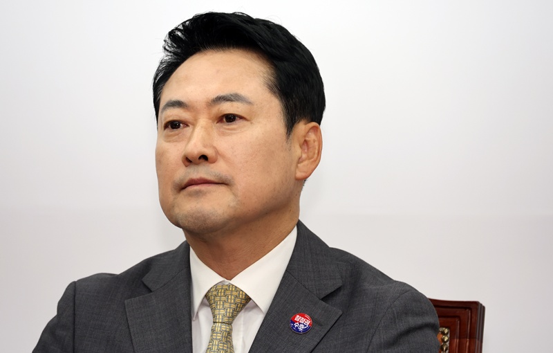 국민의힘 지도부가 중앙윤리위원회 윤리위원 2인을 추가 임명하며 윤리위를 다시 7인 체제로 복원했다. 최근 윤리위원들의 잇따른 사퇴로 ‘반쪽 윤리위’라는 논란이 불거지자, 윤리위의 절차적 정당성 논란을 차단하기 위한 선제적 조치로 풀이된다. / 뉴시스