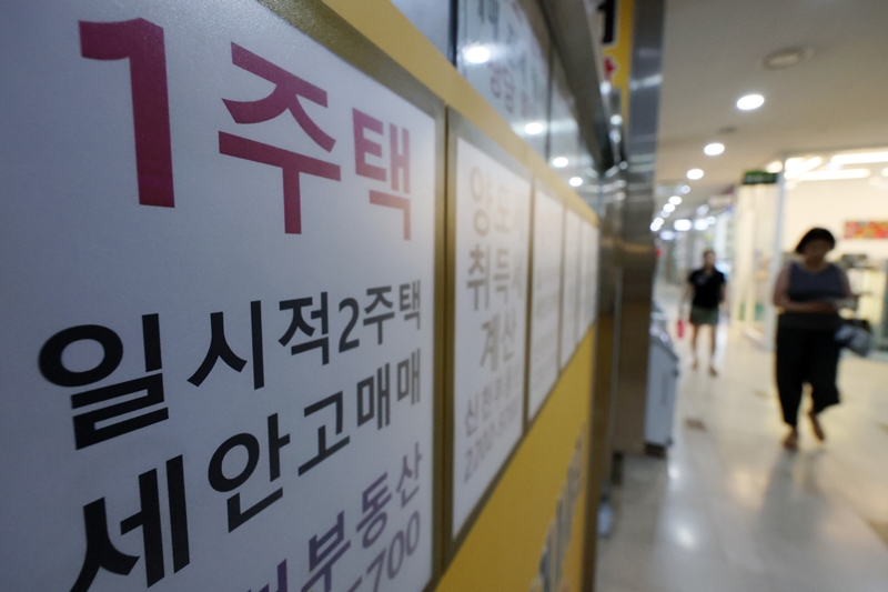 이재명 대통령이 지난 23일 열린 부동산 대토론회에서 보유세 강화를 시사하면서 7월 말~8월 초로 예정된 정부의 세제개편안 발표에 이목이 쏠리고 있다. 지난 26일 서울 송파구의 한 공인중개사무소에 매매 관련 안내문이 붙어 있다. / 뉴시스