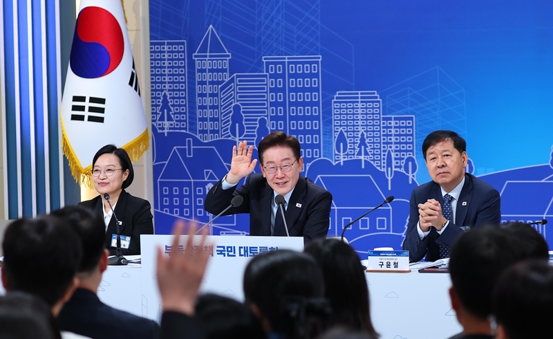 이재명 대통령이 지난 23일 서울 여의도 KBS 별관에서 열린 부동산정책 국민 대토론회에서 참석자들의 의견을 받고 있다. (청와대통신사진기자단) / 뉴시스