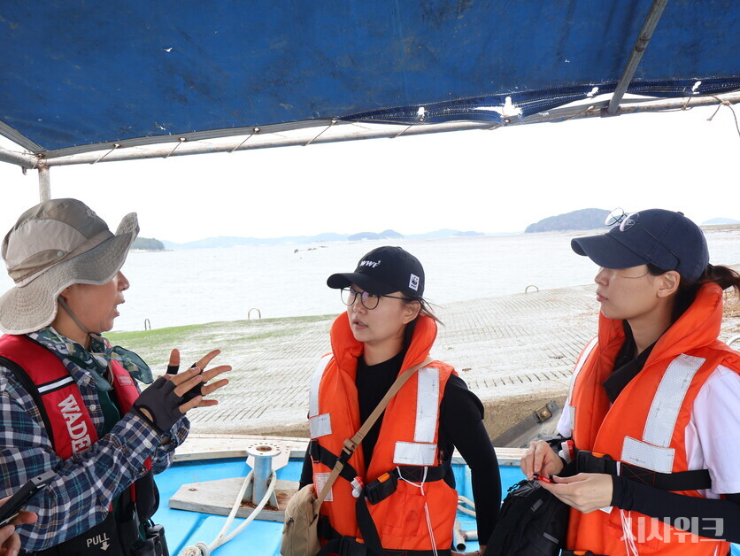 점박이물범 모니터링을 준비하는 한국WWF 모니터링팀과 권경숙(사진 좌측 첫 번째) 서산태안환경교육센터 센터장. / 사진=시사위크 취재팀