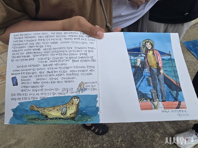 점박이물범 시민 모니터링 활동에 매년 참여하고 있는 김영주 작가는 가로림만을 찾는 점박이물범의 모습을 화폭에 담으며 또 다른 방식의 관찰 기록을 이어가고 있다. / 사진=시사위크 취재팀
