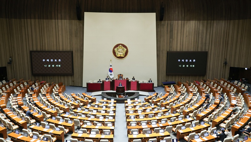 주요 법안을 둘러싼 여야의 강대강 대치가 이어지는 가운데, 22대 국회에서는 이번 ‘형사소송법 개정안’까지 총 33차례의 필리버스터가 진행됐다. ‘국회법 개정안’ 역시 필리버스터가 예고되면서 34번째 필리버스터도 기정사실화됐다. / 뉴시스