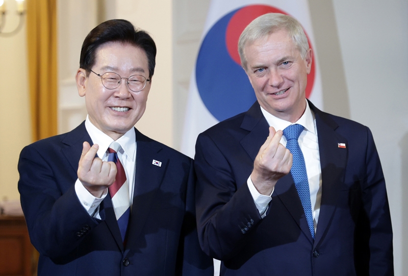 이재명 대통령과 호세 안토니오 카스트트 칠레 대통령이 30일(현지시간) 산티아고 대통령궁에서 소인수 회담에 앞서 손가락 하트를 그리며 기념촬영을 하고 있다. / 뉴시스