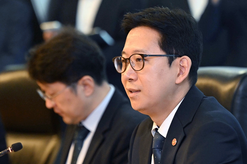 통신3사가 8월부터 알뜰폰에 제공하는 일부 5G 수익배분 요금제의 도매대가를 인하한다. 사진은 배경훈 부총리 겸 과학기술정보통신부 장관이 지난 23일 서울 중구 SKT타워에서 열린 이동통신 3사 CEO 간담회에서 발언하고 있는 모습. / 뉴시스
