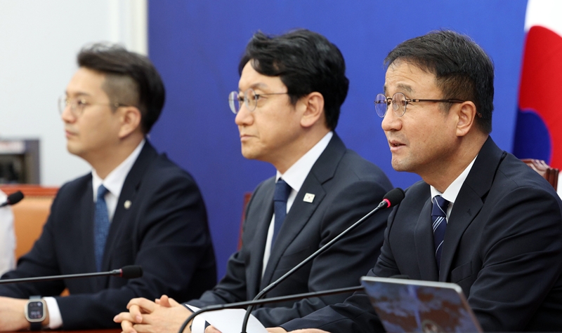 한병도 더불어민주당 대표 직무대행 겸 원내대표가 31일 서울 여의도 국회에서 열린 현안 관련 기자간담회에서 발언하고 있다. / 뉴시스