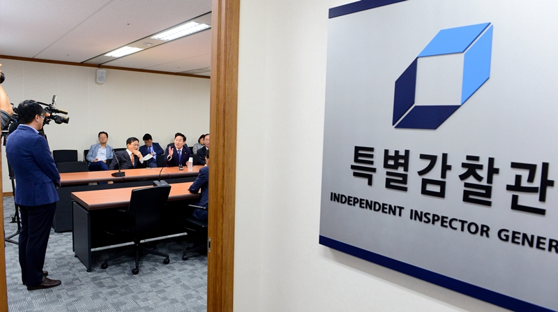 더불어민주당이 31일 자당 몫의 특별감찰관 후보로 검사 출신 최길수 변호사를 추천하면서 10년간 공석이었던 특별감찰관 임명 절차가 속도를 낼 전망이다. 사진은 2016년 9월 30일 서울 종로구 청진동 특별감찰관실의 모습. / 뉴시스