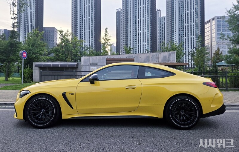 메르세데스-AMG CLE 53 4매틱+는 컴포트 모드에서 편안하면서 안락한 주행이 가능하다. / 제갈민 기자