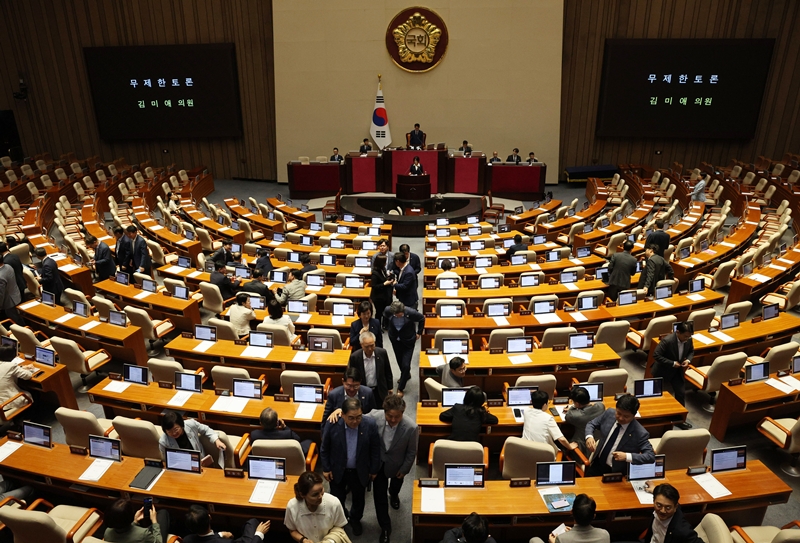 더불어민주당 의원들이 31일 서울 여의도 국회에서 열린 제437회 국회(임시회) 제3차 본회의에서 국회법 일부개정법률안에 대한 무제한 토론(필리버스터)이 시작되자 자리에서 일어나 퇴장하고 있다. / 뉴시스