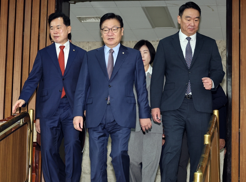 정점식 국민의힘 원내대표가 31일 여의도 국회에서 열린 원내대책회의에 입장하고 있다. / 뉴시스