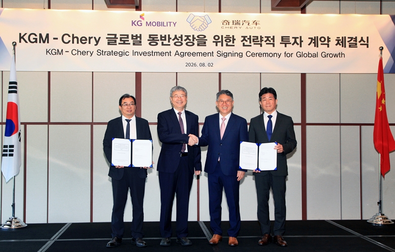 KGM과 중국 체리자동차가 지난 2일 그랜드 하얏트 서울 호텔에서 글로벌 동반성장을 위한 전략적 투자 계약 체결식을 진행했다. 사진은 왼쪽부터 장귀빙 체리자동차 사장, 인퉁웨 체리자동차 회장, 곽재선 KG그룹 회장, 황기영 KGM 사장. / KG모빌리티