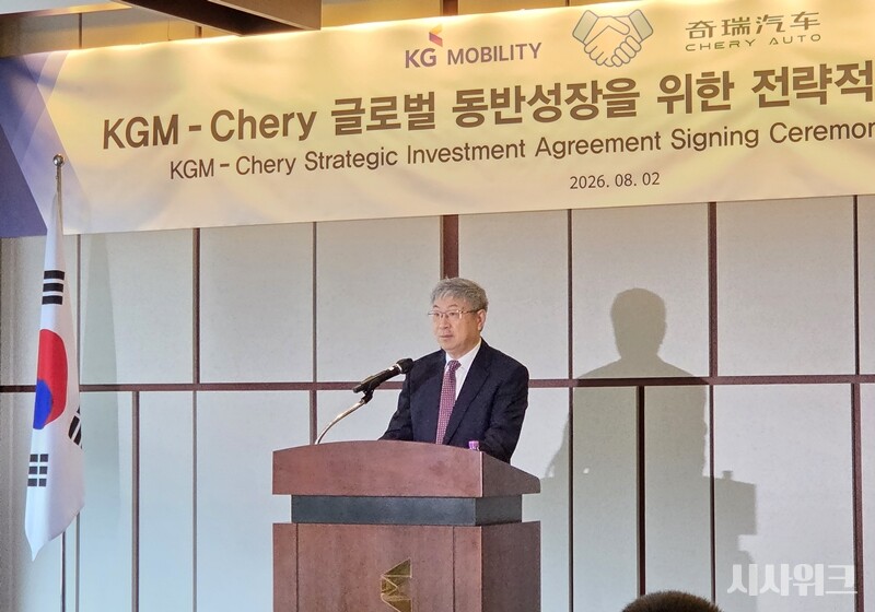 인퉁웨 체리자동차 회장이 지난 2일 KGM과 체리자동차가 글로벌 동반성장을 위한 전략적 투자 계약 체결식에서 소감을 밝혔다. / 용산=제갈민 기자
