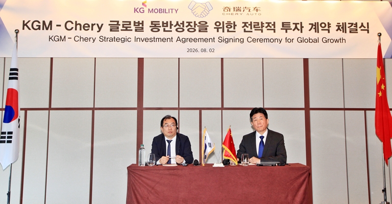 KGM과 체리자동차는 2일 전략적 투자 계약 체결을 마치고 이어진 기자간담회에서 질의응답을 진행했다. 사진은 장귀빙 체리자동차 사장(왼쪽)과 황기영 KGM 사장. / KG모빌리티