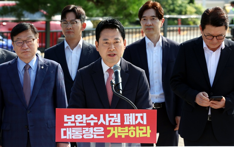 장동혁 국민의힘 대표는 3일 청와대 사랑채 분수대 앞에서 열린 최고위원회의에서 “(형사소송법 개정안) 거부권 행사는 대통령의 권한도, 선택사항도 아니다”며 “국민의 명령이자 역사의 명령”이라고 말했다. / 뉴시스
