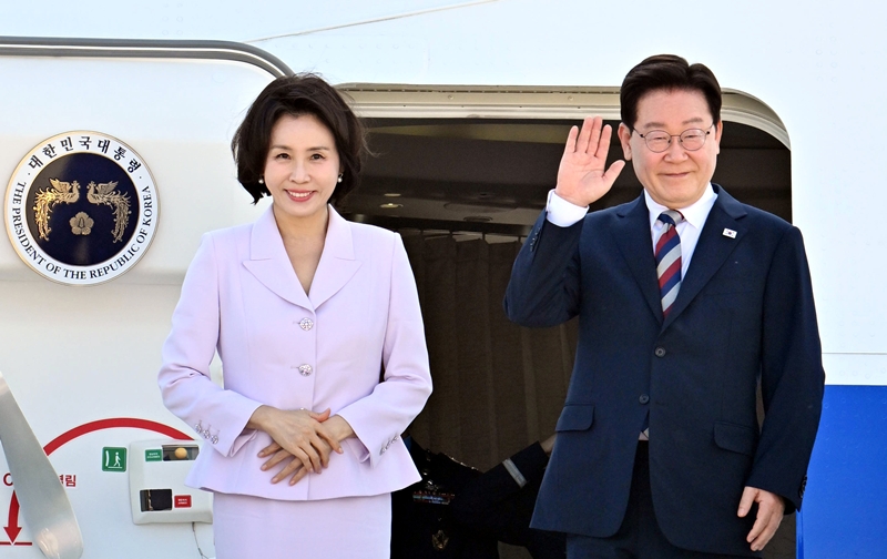 독일 프랑크푸르트 방문을 마친 이재명 대통령과 김혜경 여사가 2일(현지시간) 프랑크푸르트 국제공항에서 한국 출발에 앞서 인사를 하고 있다. / 뉴시스