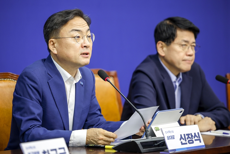 신장식 조국혁신당 대표가 3일 서울 여의도 국회에서 열린 최고위원회의에서 발언하고 있다. / 뉴시스