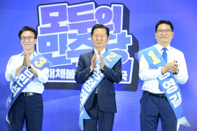 더불어민주당 ‘8·17 전당대회’ 주말 순회 경선의 막이 오른 가운데, 당 대표 선거가 정청래·김민석 후보(기호순)의 ‘초박빙’ 양상으로 흐르고 있다. 사진은 지난 2일 울산 울주군 삼남면 울산전시컨벤션센터 3층 컨벤션홀에서 열린 당대표 및 최고의원 후보자 선출을 위한 합동연설회에서 당대표 후보자들이 박수를 치고 있는 모습. 왼쪽부터 김민석, 정청래, 송영길 당대표 후보. / 뉴시스