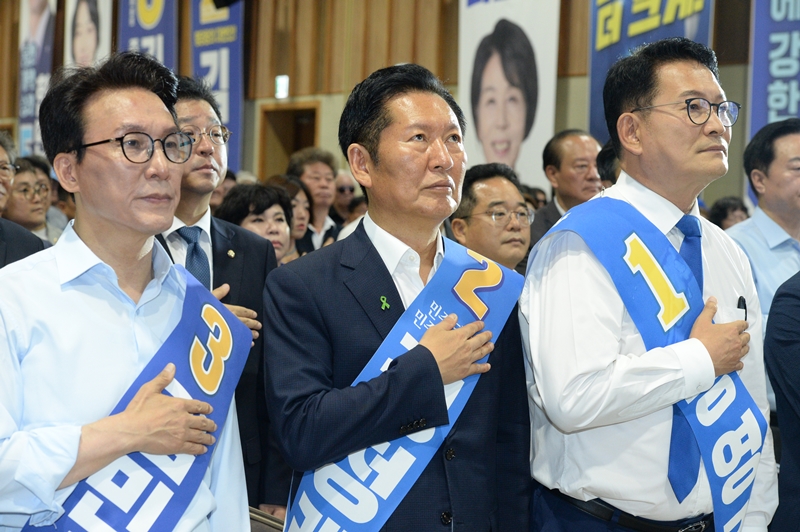 지난 2일 울산 울주군 삼남면 울산전시컨벤션센터 3층 컨벤션홀에서 열린 더불어민주당 당대표 및 최고의원 후보자 선출을 위한 합동연설회에서 당대표 후보자들이 국민의례를 하고 있다. 왼쪽부터 김민석, 정청래, 송영길 당대표 후보. / 뉴시스