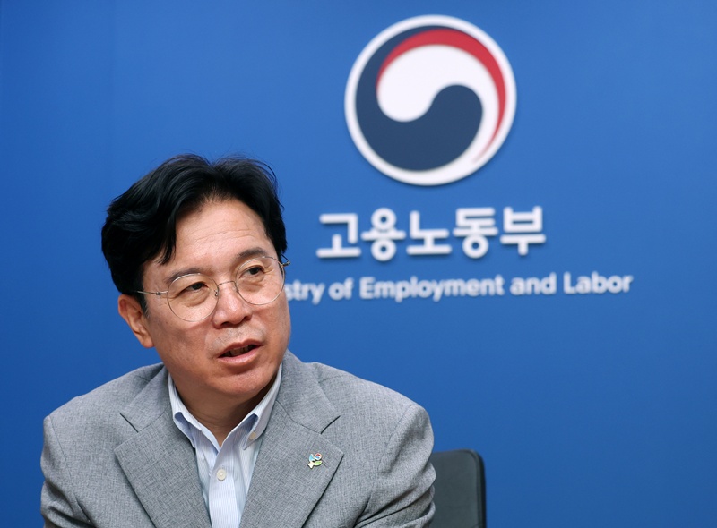 고용노동부는 보도자료를 통해 “국회 기후에너지환경노동위원회의 요청에 따라 현장의 다양한 요구사항과 각계의 입장 등을 포함한 논의 상황을 설명했다”며 “법안의 내용이 확정되어 발의되면 국회에서 다양한 의견을 수렴하여 입법이 되도록 지원하겠다”고 밝혔다. / 뉴시스