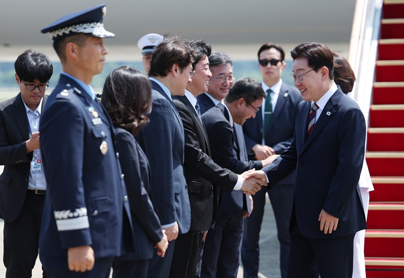 미국·남미·독일 순방 일정을 마친 이재명 대통령과 김혜경 여사가 3일 경기 성남 서울공항에 도착해 강훈식 비서실장과 인사하고 있다. / 뉴시스