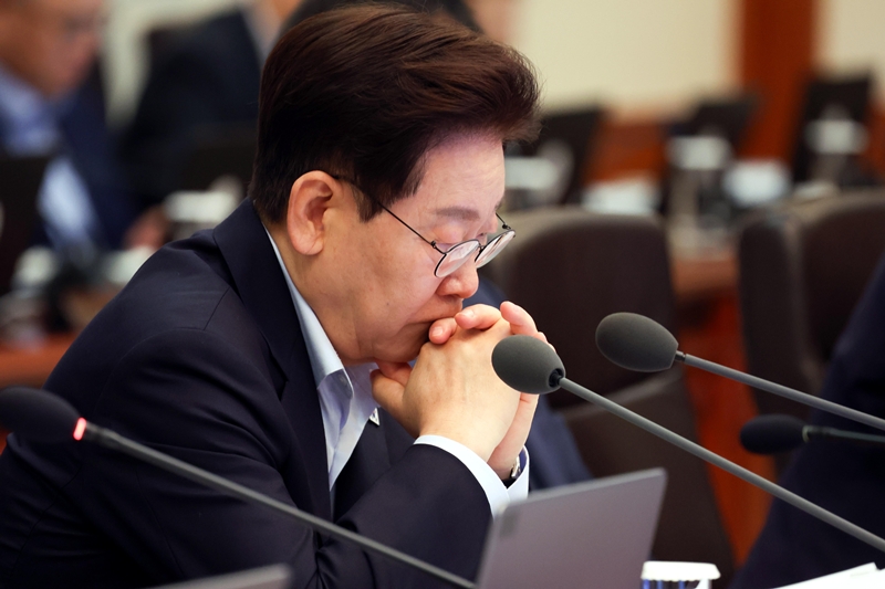 이재명 대통령이 지난달 21일 청와대에서 열린 국무회의에서 자료를 살펴보고 있다.(청와대통신사진기자단) / 뉴시스