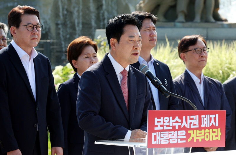 장동혁 국민의힘 대표 등 지도부가 3일 서울 종로구 청와대 분수대 앞에서 열린 보완수사권 폐지 악법 거부권 촉구 현장 최고위원회의에 참석해 발언하고 있다. / 뉴시스