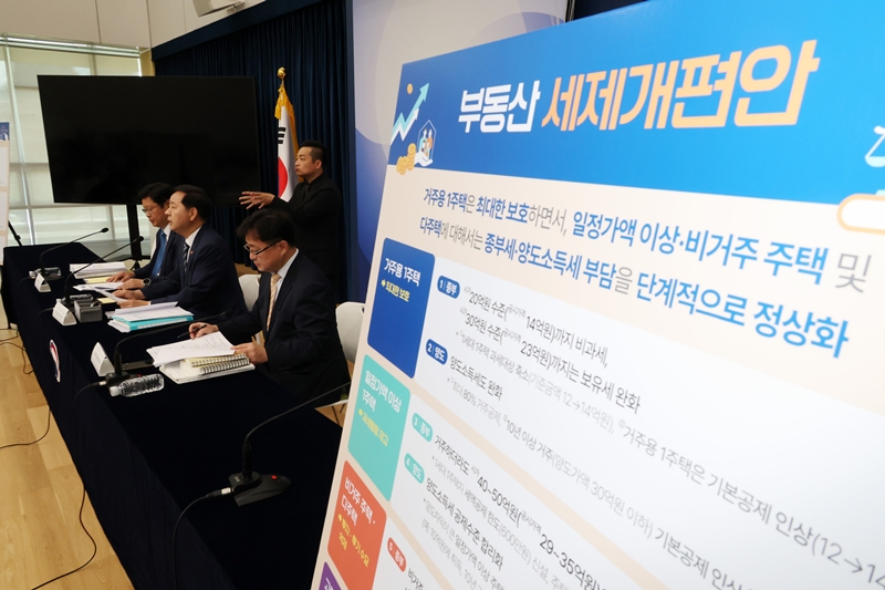 구윤철 경제부총리 겸 재정경제부 장관이 지난 달 30일 오후 세종시 정부세종청사에서 2026년 세제개편안 상세 브리핑을 하고 있다. / 뉴시스