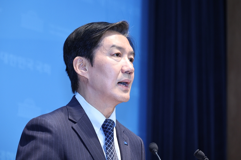 조국 조국혁신당 혁신정책연구원장은 4일 자신의 SNS를 통해 정부의 세제 개편안이 기대에 미치지 못했다고 짚었다. 사진은 조 원장이 지난 5월 20일 오전 서울 여의도 국회 소통관에서 기자회견을 하고 있는 모습. / 뉴시스