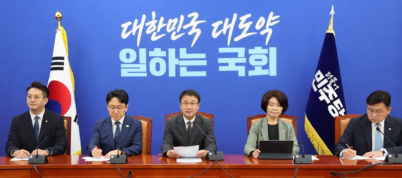 한병도 더불어민주당 대표 직무대행 겸 원내대표가 4일 국회에서 열린 원내대책회의에서 발언하고 있다. / 뉴시스