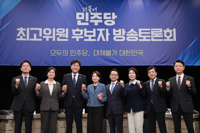 더불어민주당 최고위원 후보들이 지난 3일 경기 부천시 OBS경인TV에서 열린 최고위원 후보자 방송토론회에서 기념촬영을 하고 있다. 왼쪽부터 한민수, 임미애, 김용, 서미화, 박선원, 최민희, 이성윤, 김영호 후보. / 뉴시스