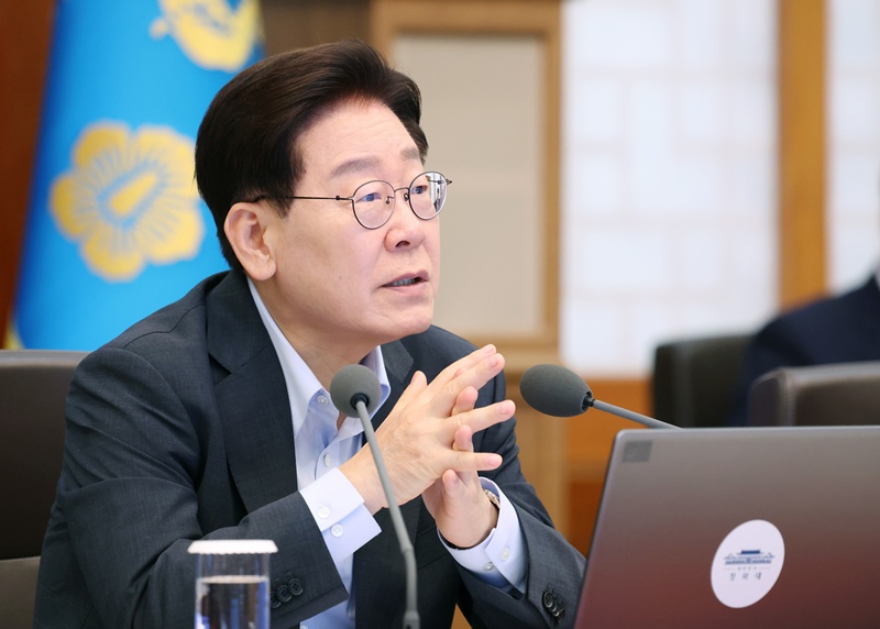 더불어민주당은 이번 개정안이 검찰개혁의 중요한 전환점이 될 것이라고 평가했다. 박해철 민주당 대변인은 4일 논평에서 “시행일까지 필요한 후속 입법을 차질 없이 마무리하고, 당내 TF를 출범시켜 피해자 보효를 위한 보완조치를 마련하겠다”고 밝혔다. 사진은 이재명 대통령이 4일 청와대에서 열린 국무회의에서 발언을 하고 있는 모습. / 뉴시스