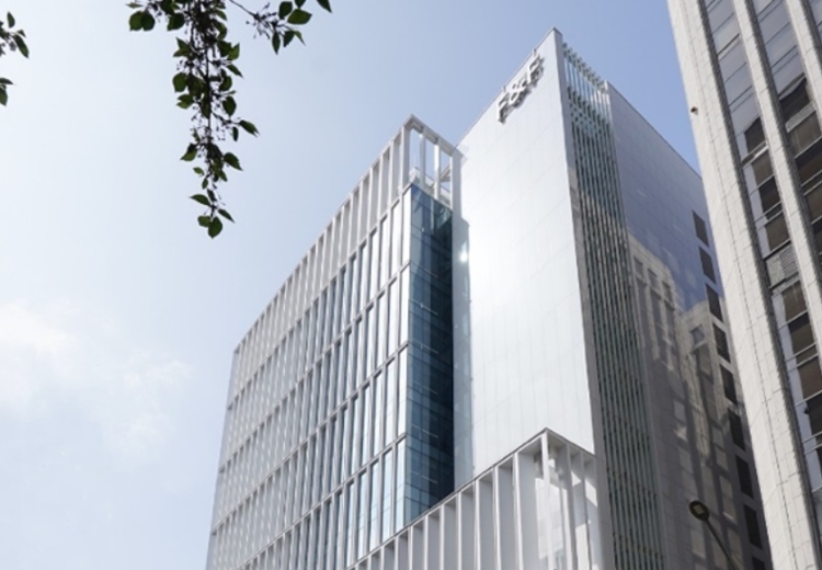패션기업 F&F가 주가 부양을 놓고 고민이 깊어질 전망이다. / F&F