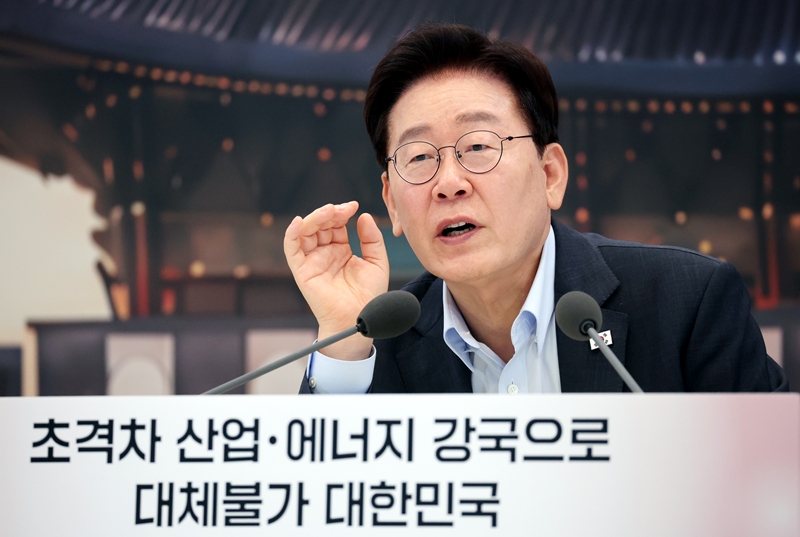 이재명 대통령이 4일 청와대 영빈관에서 열린 산업부, 지재처, 기후부, 원안위 등에 대한 부처 업무보고에서 발언을 하고 있다.(청와대통신사진기자단) / 뉴시스