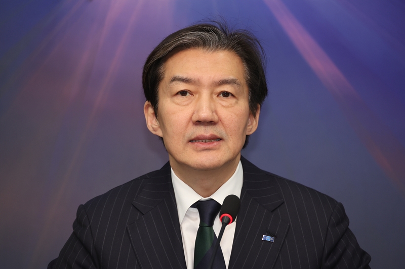 조국혁신당의 혁신정책연구원장으로 돌아온 조국 전 혁신당 대표가 연일 정부를 향한 비판의 날을 세우고 있다.  사진은 조 원장이 지난 2월 12일 서울 여의도 국회에서 열린 최고위원회의에서 발언을 하고 있는 모습. / 뉴시스