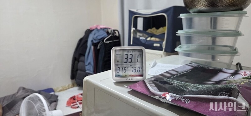 4일 동자동 쪽방촌에서 살고 있는 김태진(50) 씨의 방 안 온도는  33도를 넘어섰다. / 사진=이민지 기자