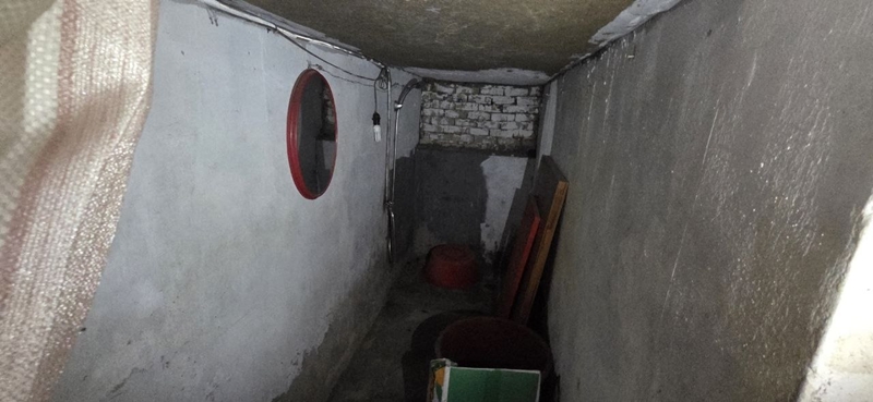 공용 샤워 공간 내부는 성인 한 명이 몸을 돌리기도 버거울 만큼 비좁아 보였다.  / 사진=이민지 기자