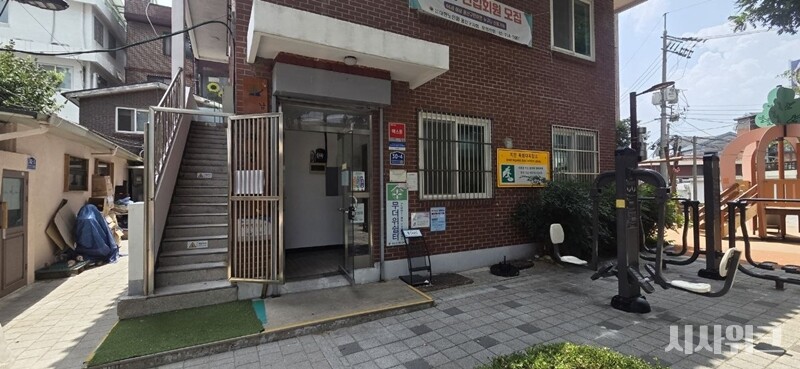 4일 무더위쉼터로 운영되고 있는 남영동 동자경로당에 기자가  방문했을 때 쪽방촌 주민의 모습은 찾아볼 수 없었다. / 사진=이민지 기자