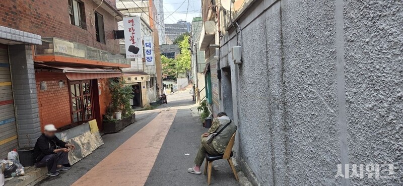 폭염중대경보가 발효된  4일 바깥에서 잠을 청하는 동자동 쪽방촌 주민의 모습. / 사진=이민지 기자