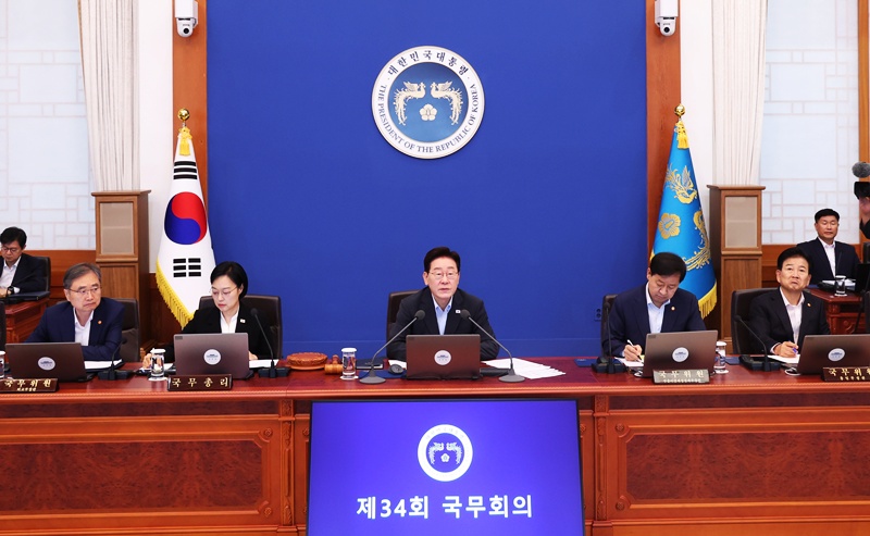 이재명 대통령은 4일 국무회의에서 수사·기소 분리를 담은 형사소송법 개정을 “비정상적 형사사법 시스템을 정상화하는 첫 출발이자 사필귀정의 필연적 조치”라고 평가했다. / 뉴시스